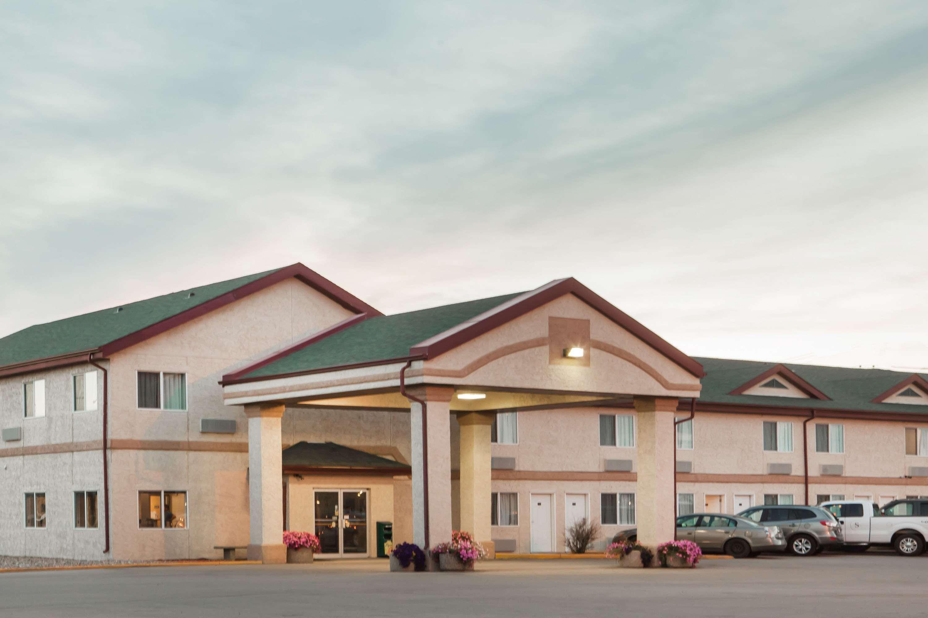 Super 8 By Wyndham Kindersley Hotel Exterior photo