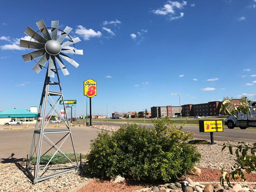 Super 8 By Wyndham Kindersley Hotel Exterior photo